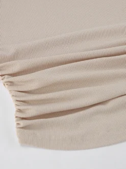 Top beige côtelé à manches longues pour femme - Coupe ajustée manches évasées et froncées sur le devant - Style streetwear minimaliste et basique pour le printemps 2026