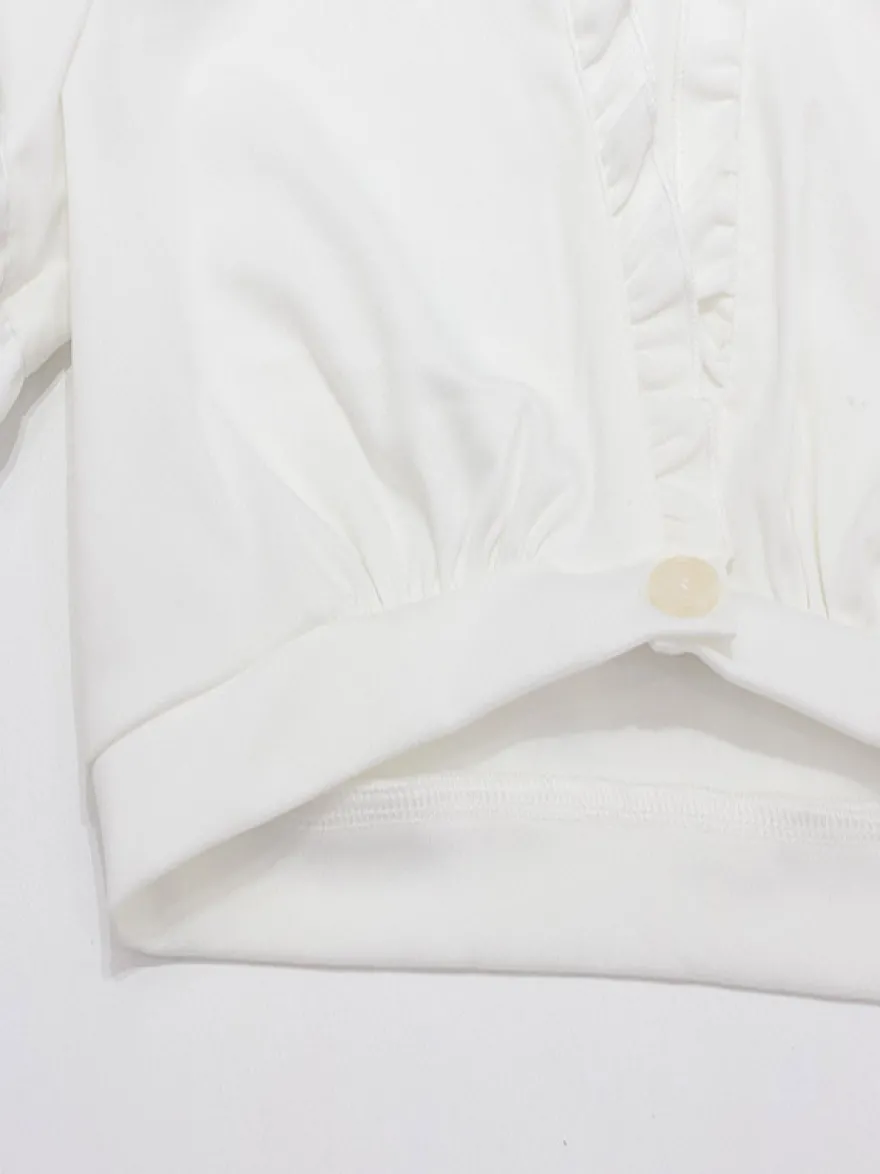 Top d'été court blanc crème à buste froncé manches bouffantes à volants et coupe cache-cœur