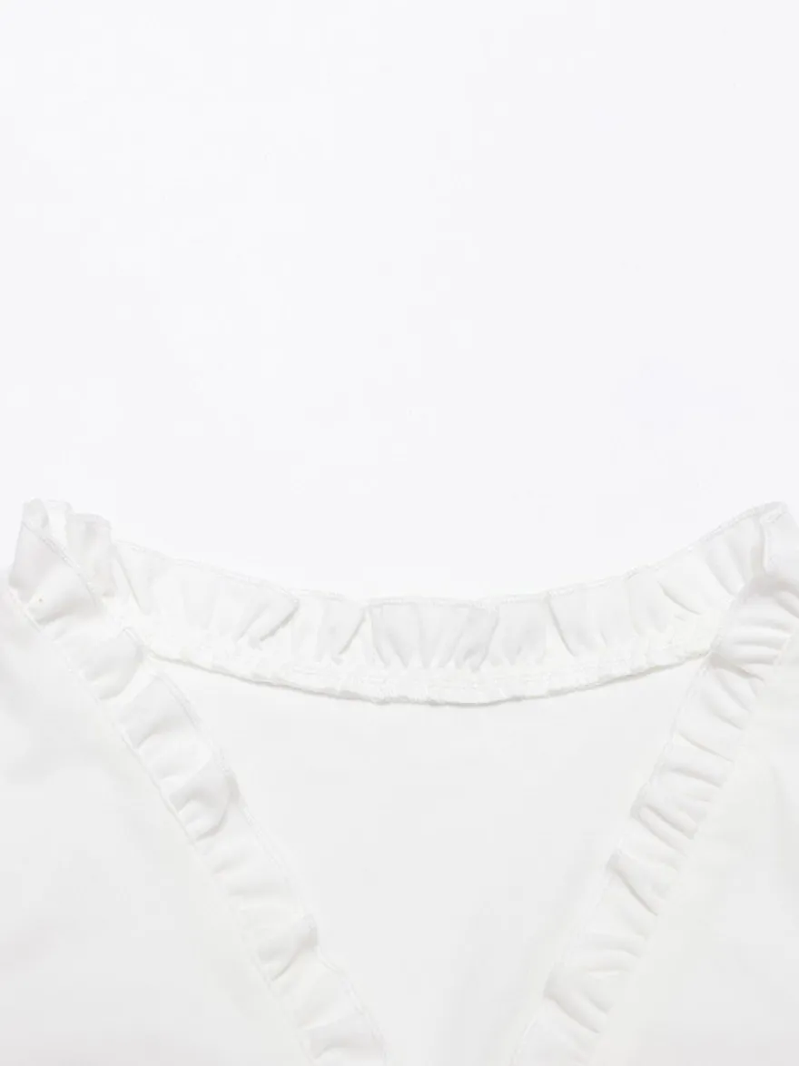 Top d'été court blanc crème à buste froncé manches bouffantes à volants et coupe cache-cœur