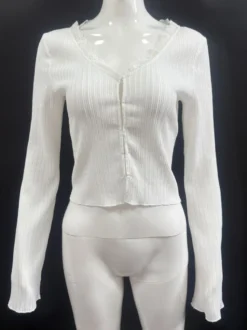 Top en maille côtelée à col en V et manches cloche orné de dentelle collection femme 2026