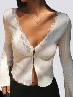 Top en maille côtelée à col en V et manches cloche orné de dentelle collection femme 2026