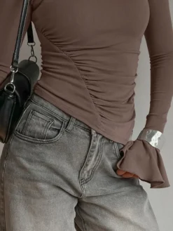 Top femme à manches longues froncées sur les côtés - Coupe ajustée et élégante avec poignets évasés - Style streetwear printemps 2026