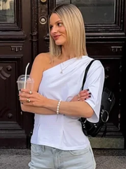 T-shirt asymétrique à une épaule et manches courtes froncées