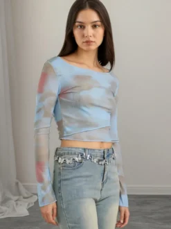 T-shirt court à manches longues en maille tie-dye à épaules dénudées et coupe ajustée style club