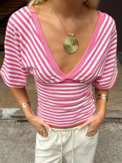 T-shirt à manches courtes à rayures grises et col en V pour femme