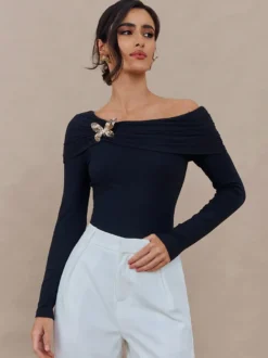 T-shirt à manches longues noir plissé à épaules dénudées pour femme