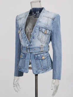 Veste blazer en jean délavé à col en V pour femme coupe ajustée et ceinture à la taille boutons dorés. Vêtements d'extérieur en jean.