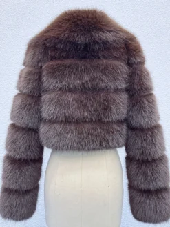 Veste courte en fausse fourrure à manches superposées et col à revers pour l'hiver 2026
