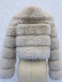 Veste courte en fausse fourrure à manches superposées et col à revers pour l'hiver 2026