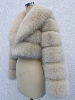 Veste courte en fausse fourrure à manches superposées et col à revers pour l'hiver 2026