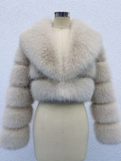 Veste courte en fausse fourrure à manches superposées et col à revers pour l'hiver 2026