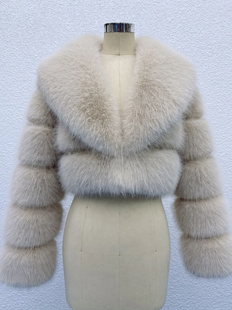 Veste courte en fausse fourrure à manches superposées et col à revers pour l'hiver 2026