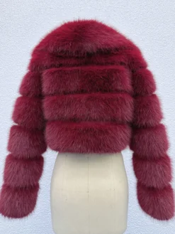Veste courte en fausse fourrure à manches superposées et col à revers pour l'hiver 2026