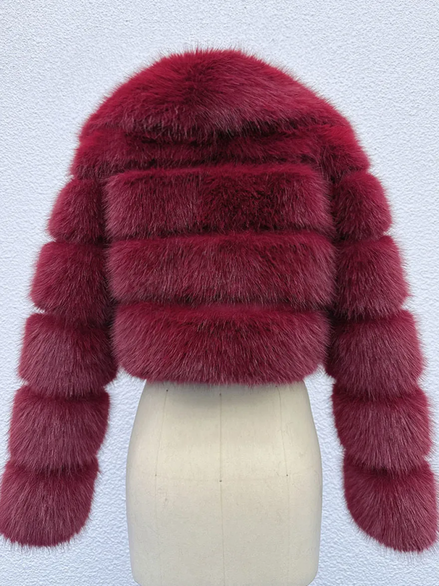 Veste courte en fausse fourrure à manches superposées et col à revers pour l'hiver 2026