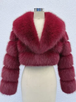 Veste courte en fausse fourrure à manches superposées et col à revers pour l'hiver 2026