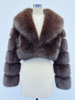Veste courte en fausse fourrure à manches superposées et col à revers pour l'hiver 2026