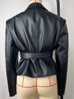 Veste courte en similicuir à revers et ceinture style motard avec ceinture à nouer à la taille