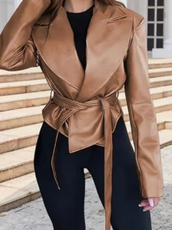Veste courte en similicuir à revers et ceinture style motard avec ceinture à nouer à la taille