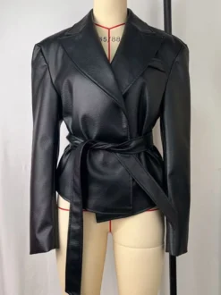 Veste courte en similicuir à revers et ceinture style motard avec ceinture à nouer à la taille
