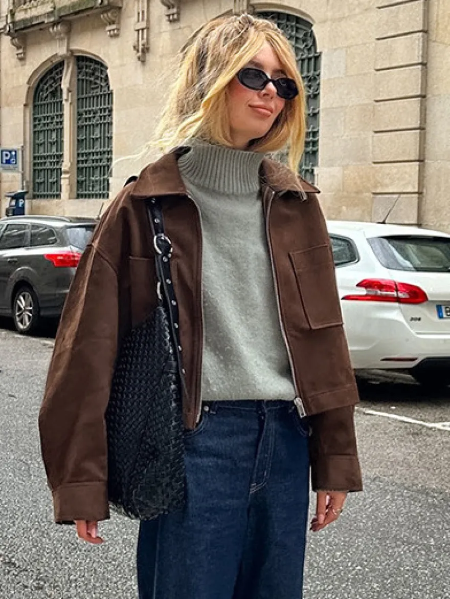 Veste courte zippée en daim marron avec poches pour femme (2026)