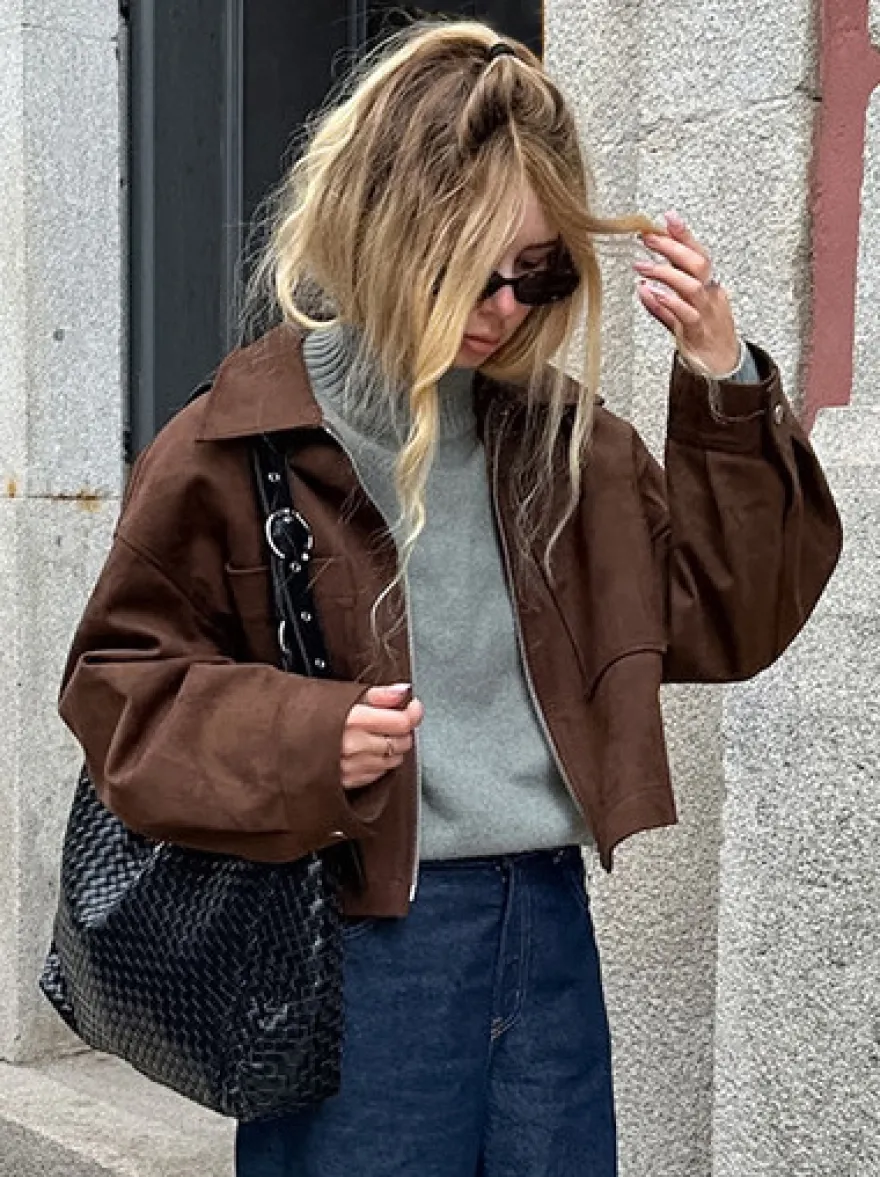 Veste courte zippée en daim marron avec poches pour femme (2026)