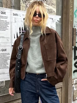 Veste courte zippée en daim marron avec poches pour femme (2026)