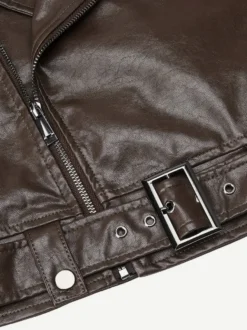 Veste de motard courte en cuir marron fermeture éclair à revers et ceinture coupe ajustée.