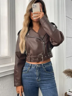 Veste de motard courte marron pour femme en similicuir à revers oversize fermeture éclair et ceinture.