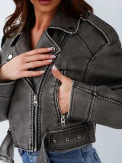 Veste de motard courte vintage grise délavée à coutures contrastées pour femme coupe oversize en similicuir.