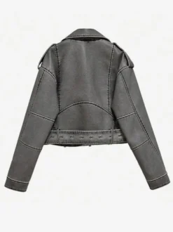 Veste de motard courte vintage grise délavée à coutures contrastées pour femme coupe oversize en similicuir.