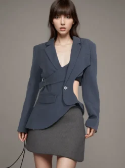 Veste de tailleur à bretelles croisées et découpes dos torsadé et ourlet asymétrique