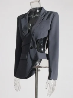 Veste de tailleur à bretelles croisées et découpes dos torsadé et ourlet asymétrique