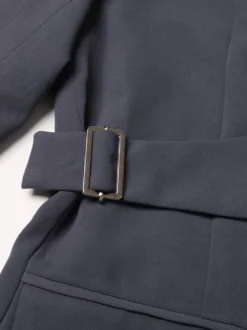 Veste de tailleur à bretelles croisées et découpes dos torsadé et ourlet asymétrique