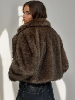 Veste en fausse fourrure marron à revers cranté collection hiver 2026 pour femmes