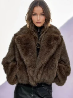 Veste en fausse fourrure marron à revers cranté collection hiver 2026 pour femmes