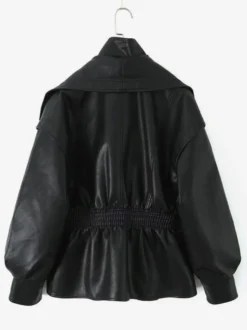 Veste oversize en similicuir à larges revers taille élastiquée bicolore noir et marron.