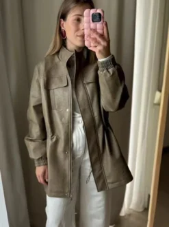 Veste safari en similicuir pour femme - Manteau mi-long à taille élastiquée col montant et poches cargo - Style streetwear chic printemps 2026