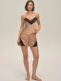 Vêtements d'intérieur à bretelles sans manches en polyester.