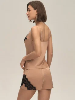 Vêtements d'intérieur à bretelles sans manches en polyester.