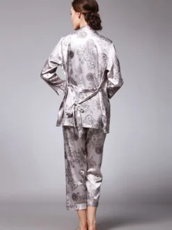 Vêtements d'intérieur à col rabattu et manches longues aspect soie