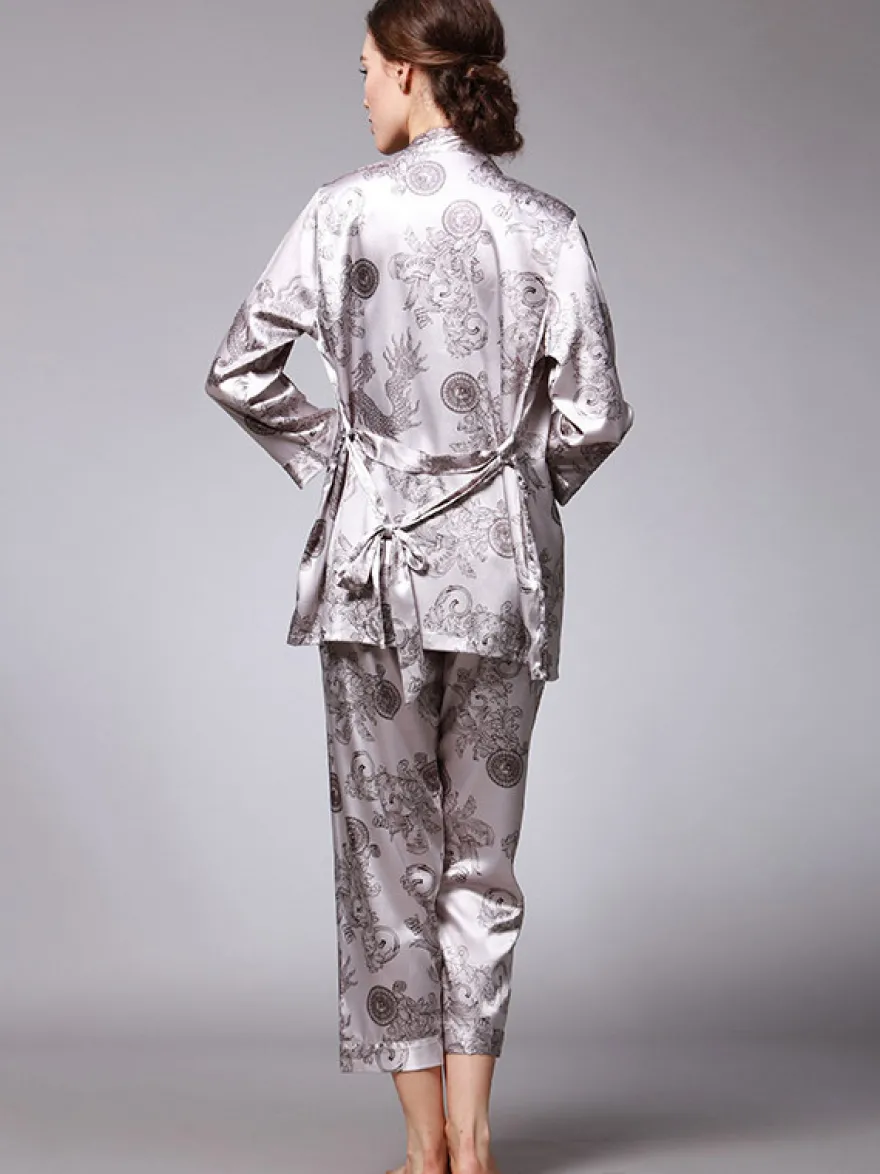Vêtements d'intérieur à col rabattu et manches longues aspect soie