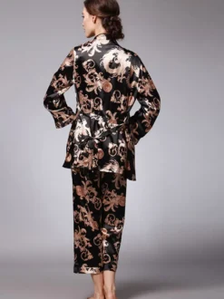 Vêtements d'intérieur à col rabattu et manches longues aspect soie