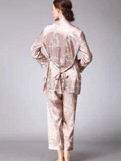 Vêtements d'intérieur à col rabattu et manches longues aspect soie